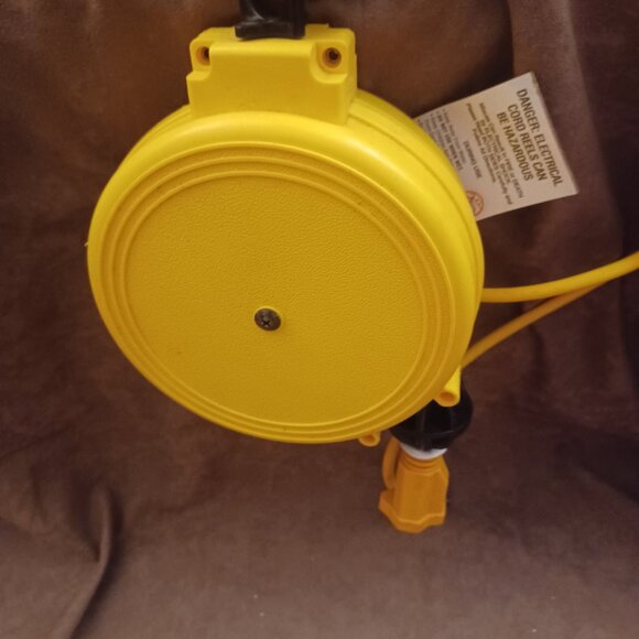 Bayco FL-700 20' Retractable Polyethylene Cord Reel Power Cord - Picture 2 of 3